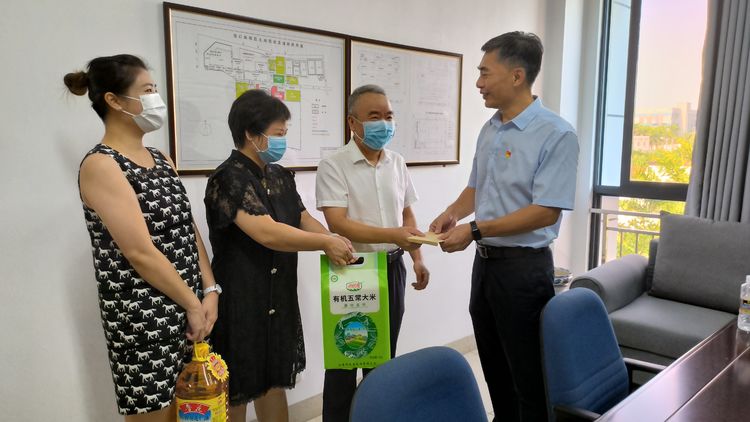 市国资委党委委员、副主任杨树坤一行慰问永利yl23411抗疫服务志愿者(图1)