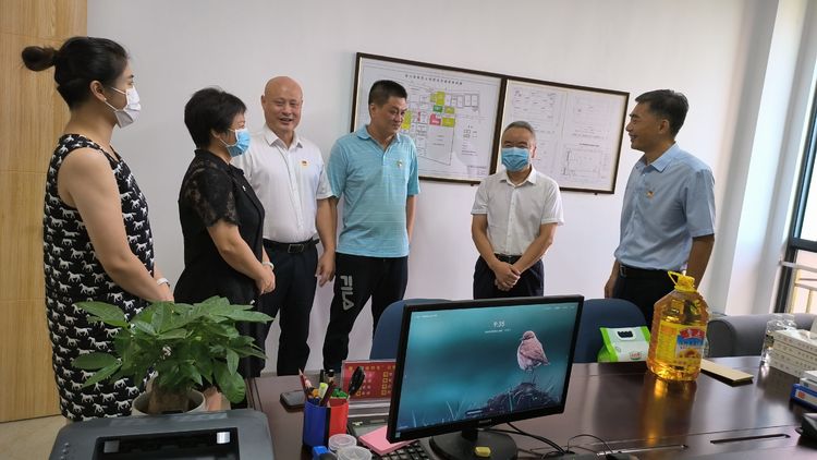 市国资委党委委员、副主任杨树坤一行慰问永利yl23411抗疫服务志愿者