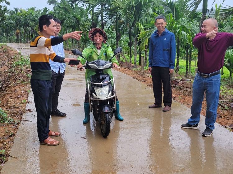 为民办实事｜永利yl23411深入帮扶村勘察机耕路使用前准备情况暨开展消费帮扶活动(图2)