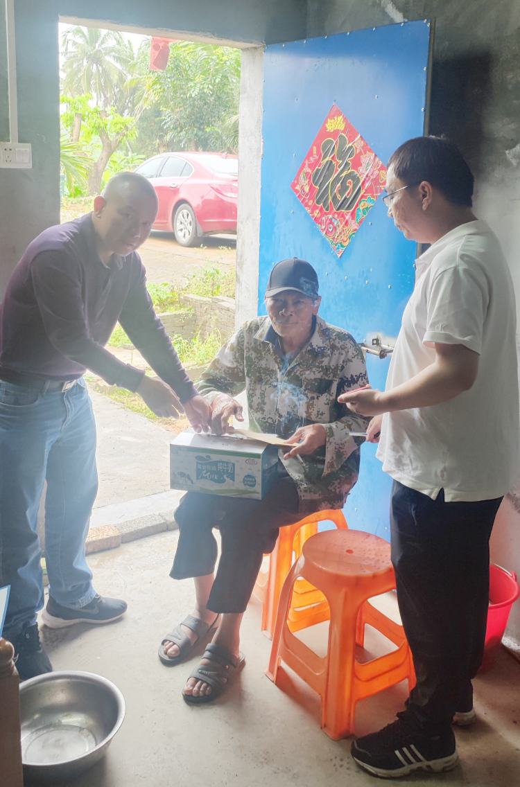 深情帮扶，精准慰问——永利yl23411探望摔伤五保脱贫户