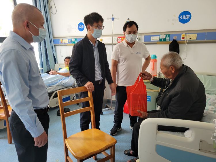 深情帮扶，精准慰问——永利yl23411探望摔伤五保脱贫户(图2)