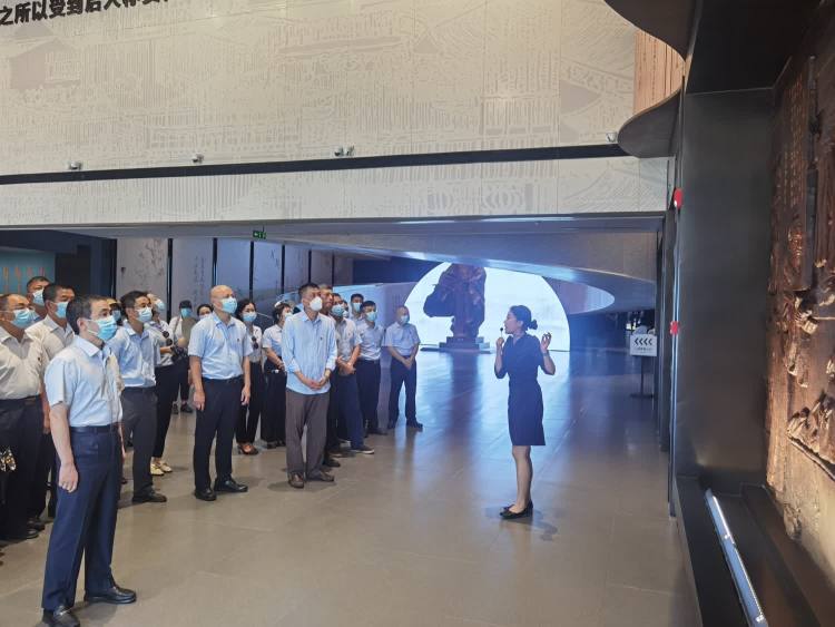 传承海瑞精神 激荡清风正气——永利yl23411开展“清廉国企 青廉有我”主题党日活动(图3)