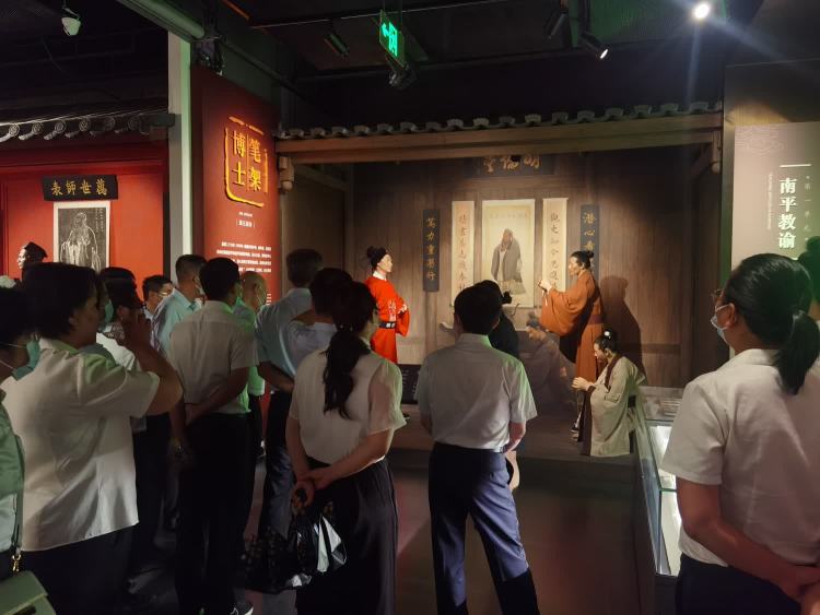 传承海瑞精神 激荡清风正气——永利yl23411开展“清廉国企 青廉有我”主题党日活动(图5)