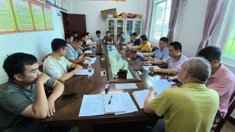 永利yl23411深入结对帮扶村召开帮扶产业发展专题会