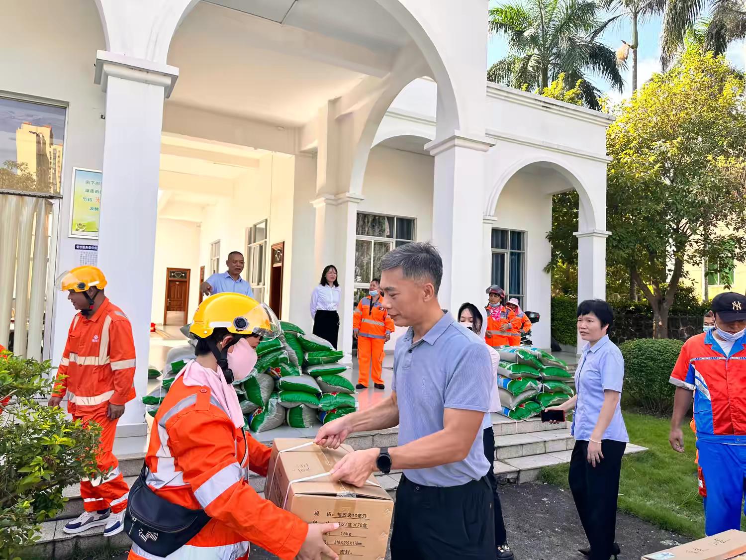 永利yl23411开展2024“夏日送清凉”慰问环卫工人活动(图2)