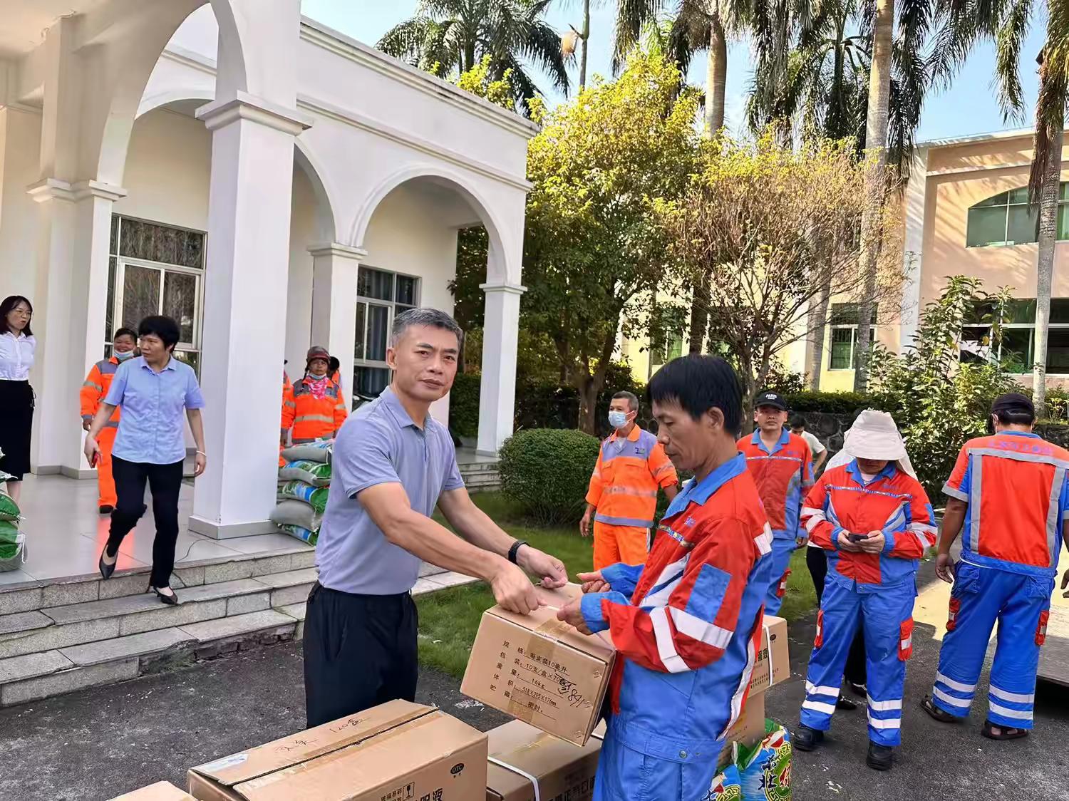 永利yl23411开展2024“夏日送清凉”慰问环卫工人活动(图3)