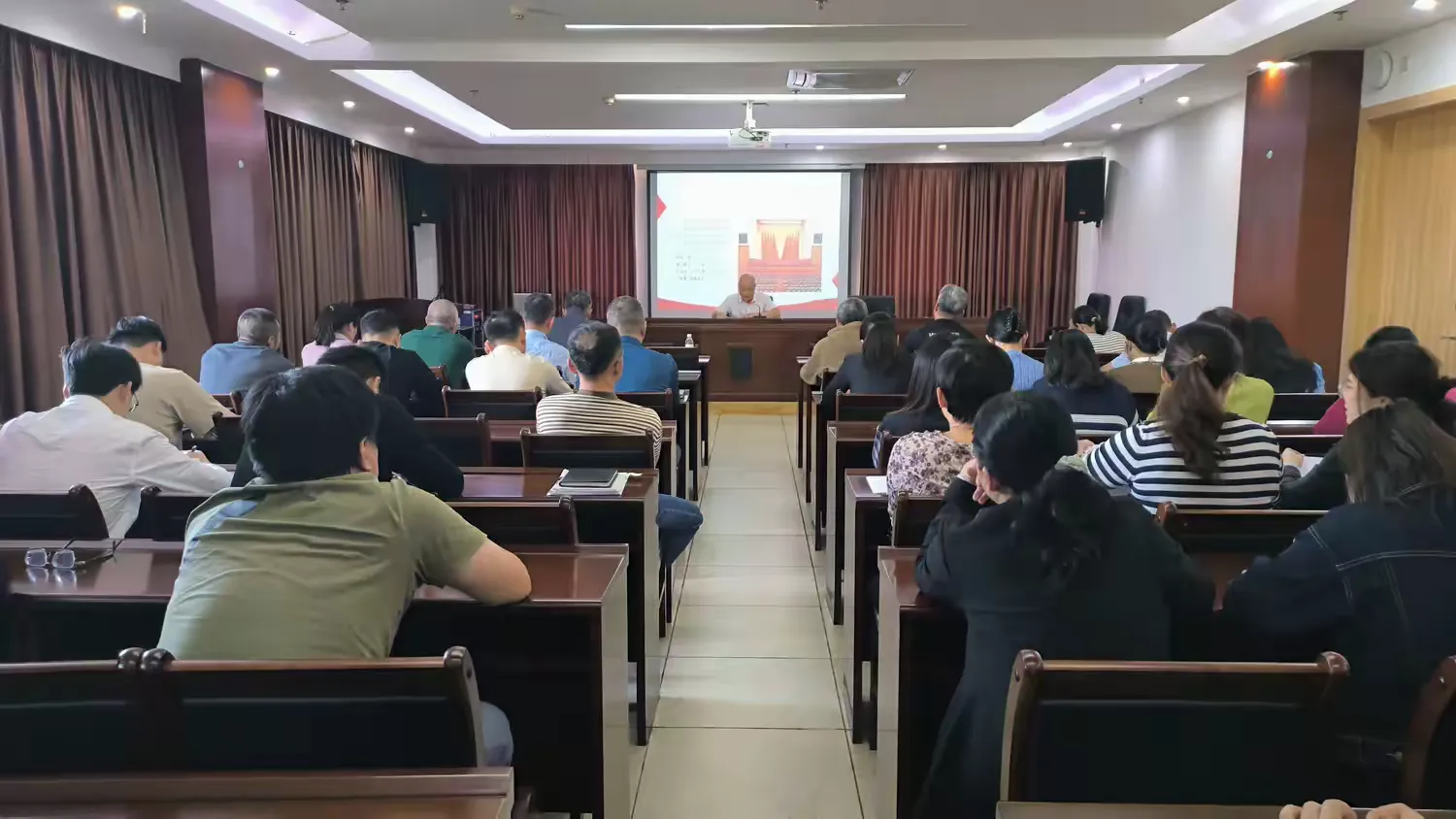 永利yl23411开展学习贯彻党的二十届四中全会精神专题宣讲暨党课活动(图3)